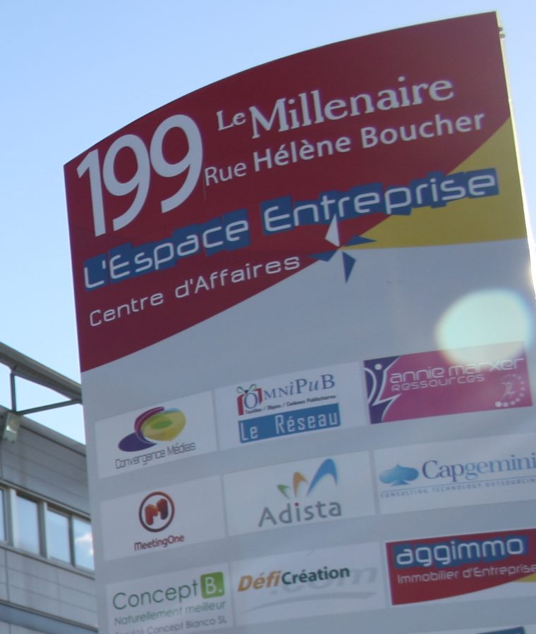 Totem signalétique du 199 rue Hélène Boucher affichant les entreprises domiciliées au Millénaire