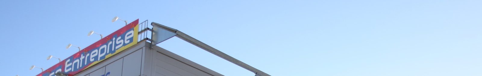Ligne de toiture et enseigne du centre de domiciliation Espace Entreprise au Millénaire