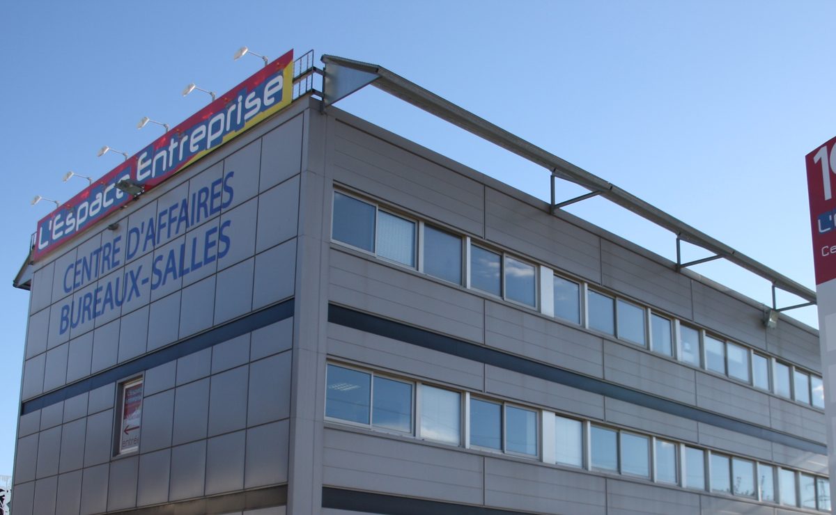 Façade du centre Espace Entreprise Millénaire où les jeunes entreprises fixent leur siège social